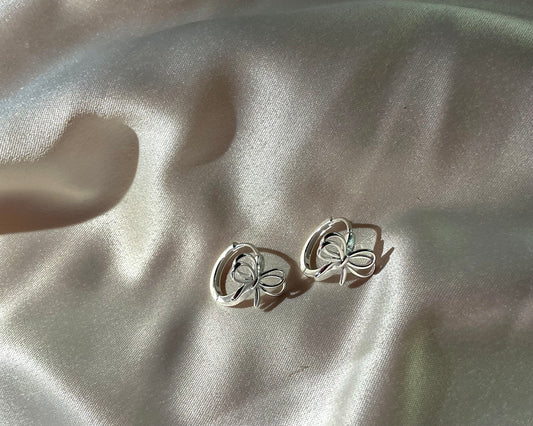 Orecchini Fiocco Mini Hoops Argento - gioiello stile coquette acciaio inossidabile